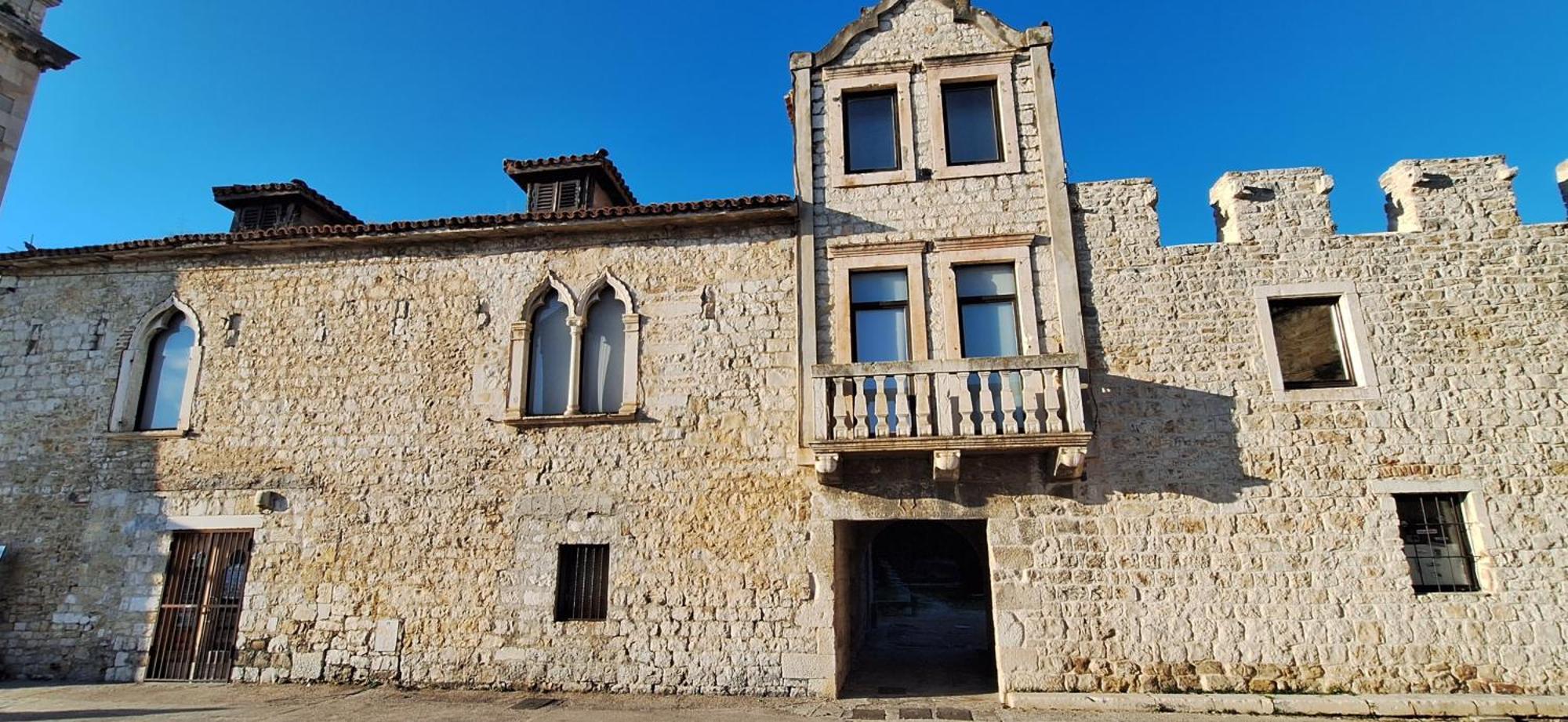 Heritage Apartman Geza In Centar With Private Parking Kastela Exterior photo